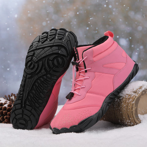 Personne marchant en extérieur avec des chaussures pieds nus Arctic Contact, parfaites pour l'hiver et le confort unisexe.