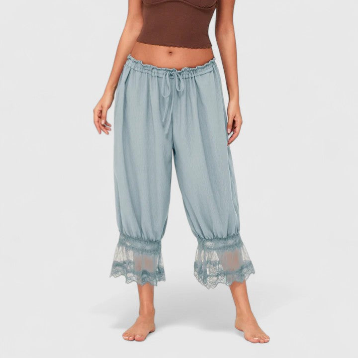 Silhouette élégante en pantalon Winona patchwork, alliant confort et style tendance pour femme.
