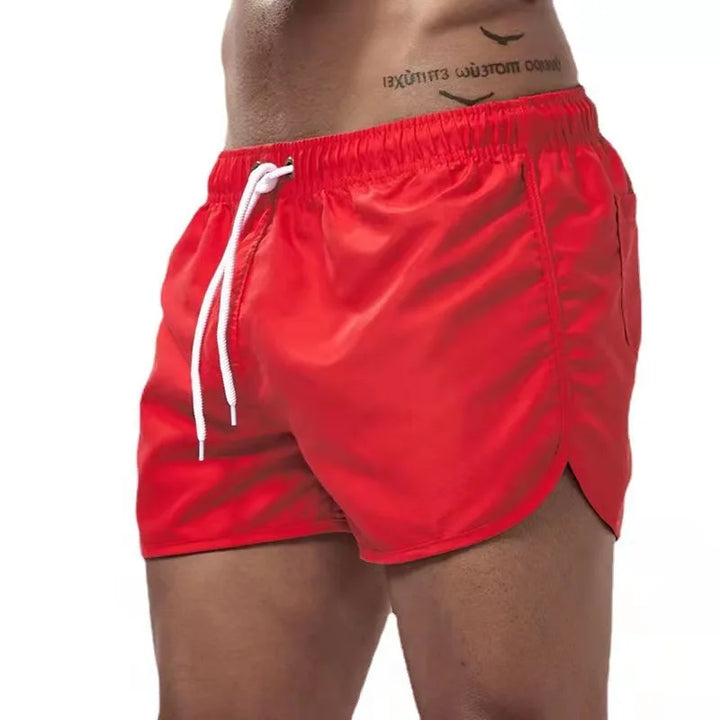 Short de bain homme pour surf, séchage rapide. Design moderne, confortable pour la plage et l'eau.