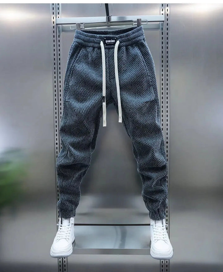 Jogging hommes sportif avec taille ajustable et poignets resserrés. Idéal pour un style athleisure et un confort maximal.