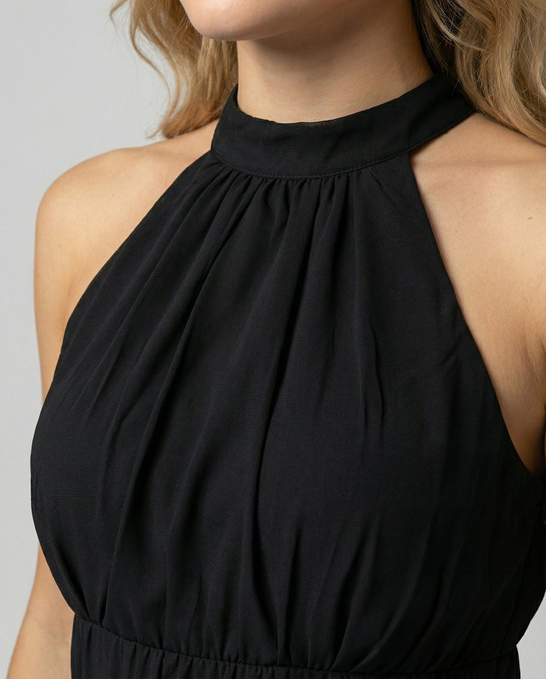 Robe d'été femme, mini plissée, sans manches, parfaite pour un cocktail ou une soirée chic.