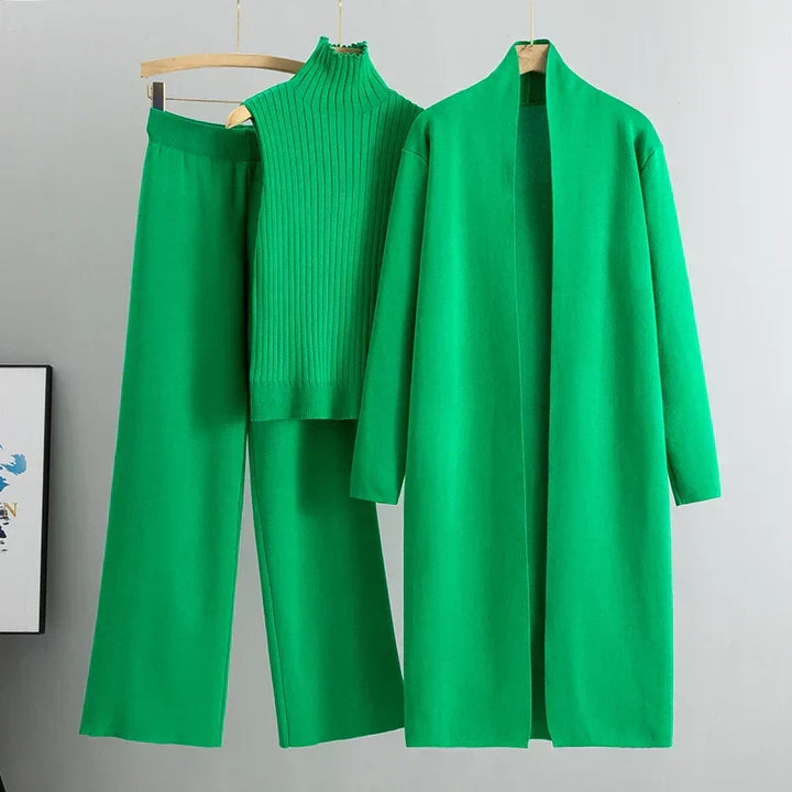 Nouvelle collection Helena: ensemble femme 3 pièces, pull doux, pantalon confortable et veste chic pour un look moderne.