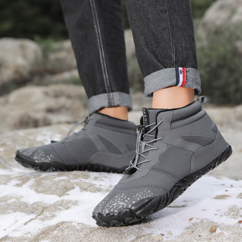 Gros plan sur le matériau des chaussures pieds nus Arctic Contact, offrant chaleur et confort en hiver.