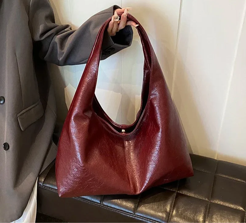 Sac à main hobo femme en similicuir noir élégant, parfait pour le quotidien chic et tendance.