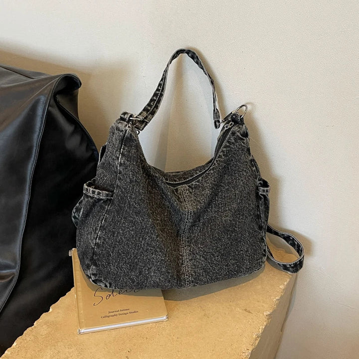 Sac à main en jean femme avec poches zippées sécurisées, très pratique pour organiser vos affaires.
