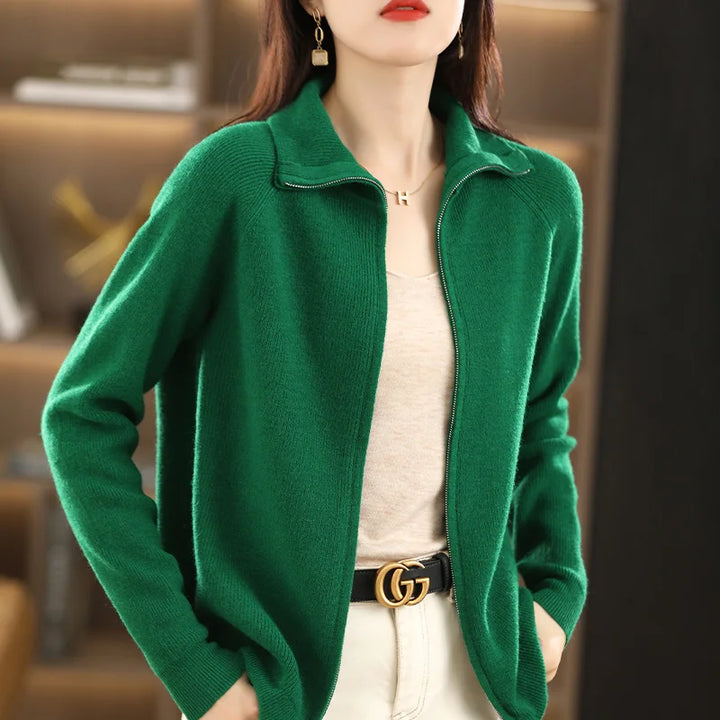 Mode femme : cardigan élégant bleu marine, confort moderne, double zip, idéal pour toutes les saisons.