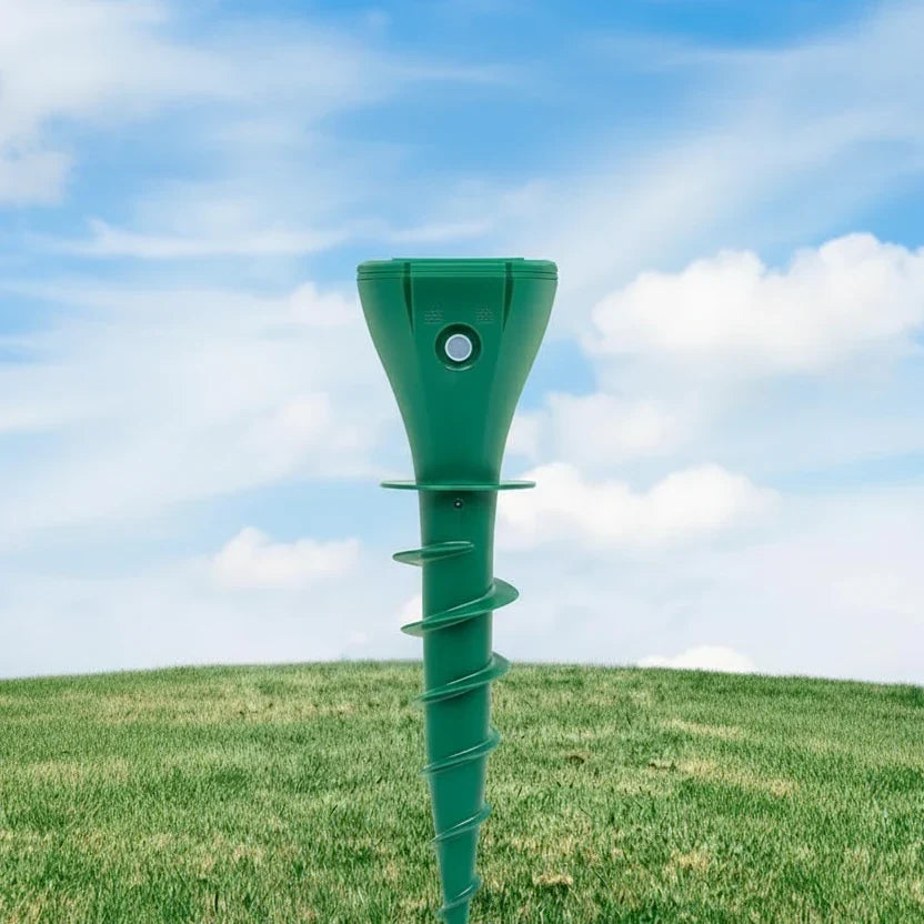 Répulseur ultrasonique solaire contre campagnols et rongeurs, pour un jardin sans nuisibles et protégé.
