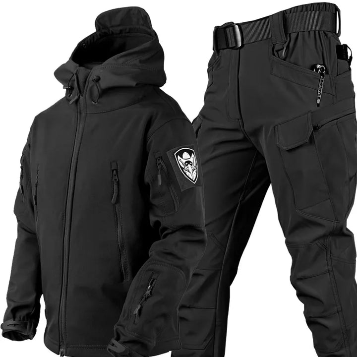 Ensemble tactique Celso pour homme: veste à capuche et pantalon multipoches, idéal outdoor et aventure.