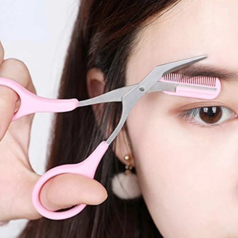 Outil de soin des sourcils TrimLuxe: ciseaux de précision avec peigne pour une beauté accrue.