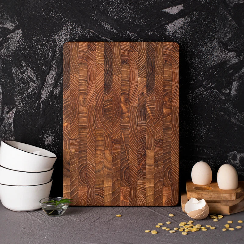 Planche à découper en teck, bois élégant et finition luxe. Ustensile de préparation pour cuisine moderne.