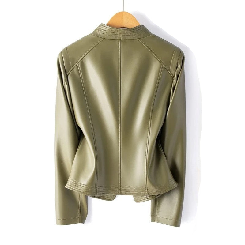Veste femme en cuir, élégance asymétrique et col V, idéale pour une tenue décontractée ou sophistiquée.