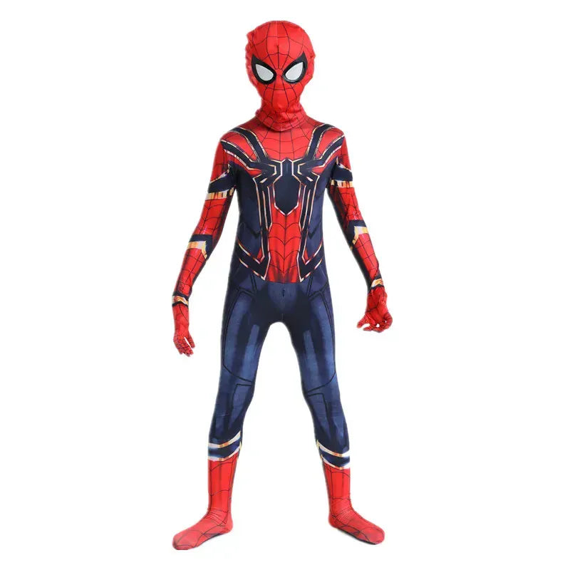 Jeune enfant s'amusant en costume Spiderman complet, prêt à sauver le monde lors de son jeu de rôle.