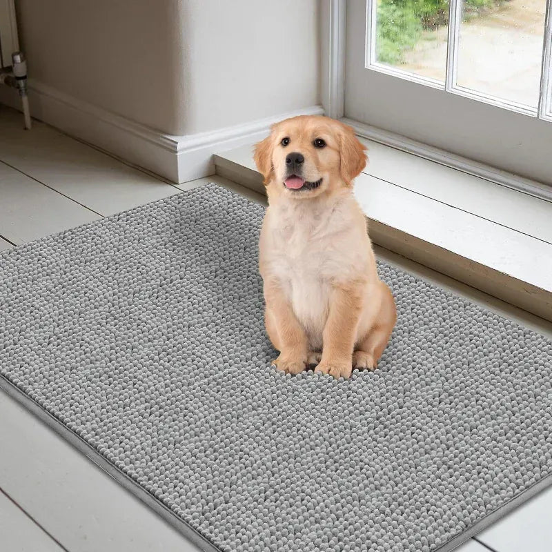 Tapis chenille absorbant extra-efficace pour chien, base antidérapante robuste pour éviter les glissades.