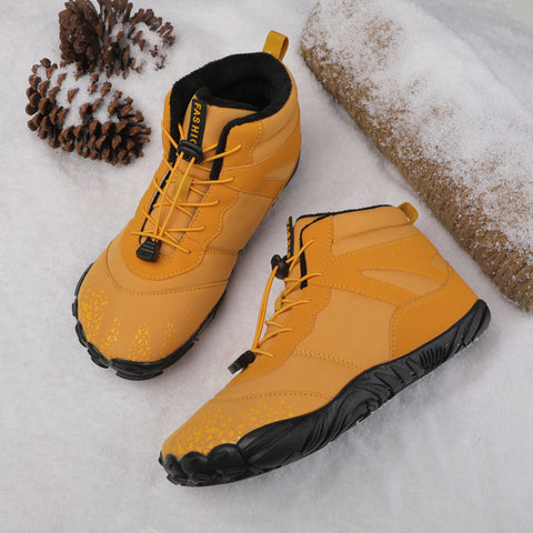Chaussures pieds nus Arctic Contact en mouvement, légères et flexibles pour une liberté totale en extérieur.