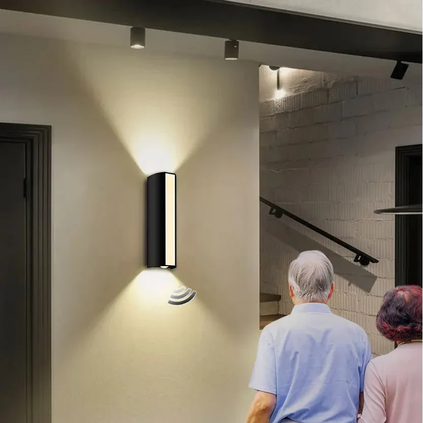 Applique LED extérieure minimaliste, étanche, avec lumière chaude/froide, idéale pour façade moderne.