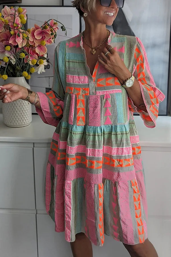 Tendance robe courte femme imprimée florale bohème, avec ses manches volantes. Idéale pour un look chic et estival.
