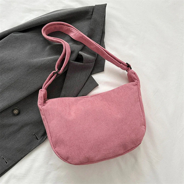 Sac banane velours bleu nuit pour femme, mode, tendance et pratique, parfait pour rehausser votre tenue.