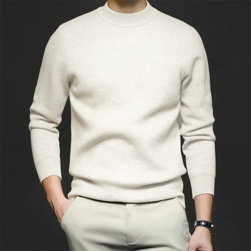 Pull homme gris col mi-haut, idéal pour le quotidien. Reste au chaud avec ce pull-over mode en hiver.