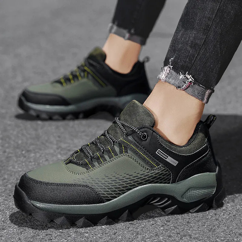 Chaussures de marche imperméables pour hommes, parfaites pour la randonnée et l'exploration en plein air avec confort.