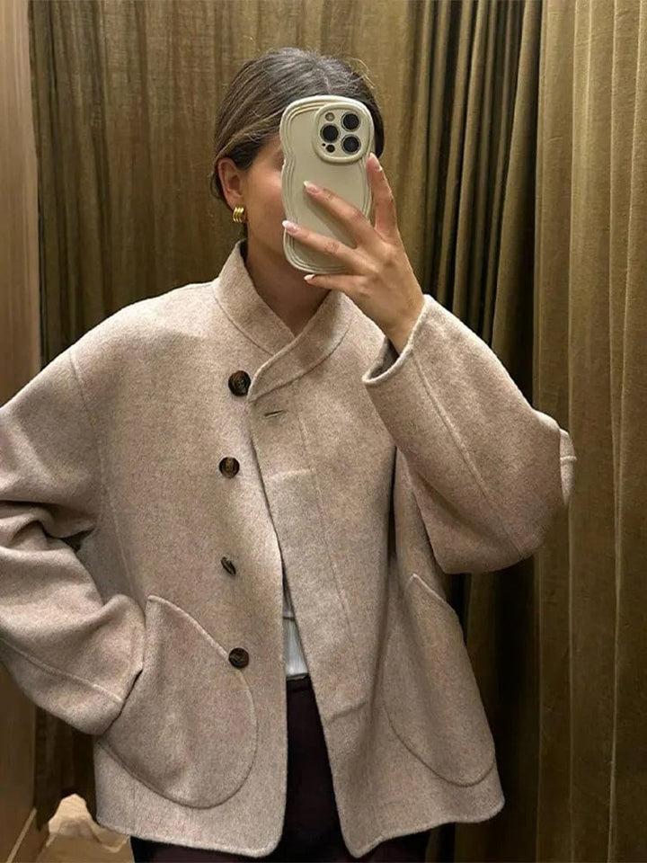 Veste oversize femme, coupe ample et élégante, style mode décontracté parfait pour l'automne et l'hiver.