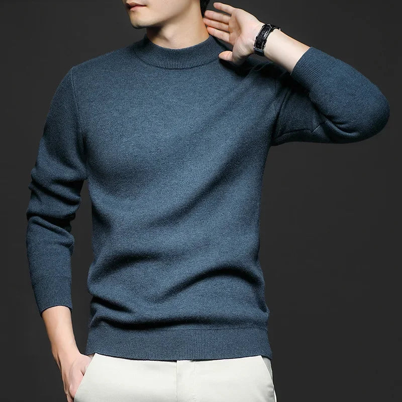 Détail du col mi-haut d'un pull homme chaud. Maille de qualité pour un confort hivernal optimal.