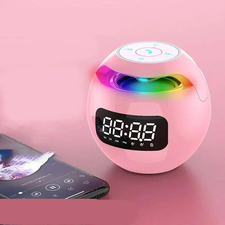 Appareil multifonction : réveil, enceinte Bluetooth et lampe de nuit LED, parfait pour une maison connectée.