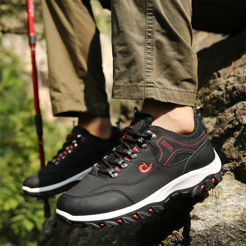 Chaussures de marche hommes, légères, robustes, avec une semelle adhérente pour tout terrain.