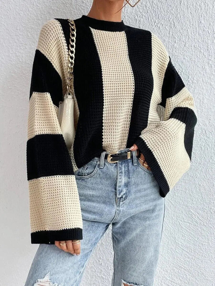 Mode automne : pull bicolore femme confortable avec manches amples, style décontracté et élégant.