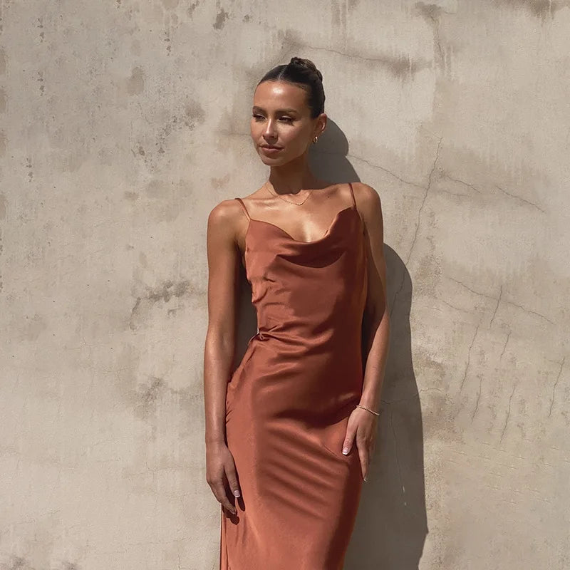 Robe longue fluide femme, col bénitier élégant, parfaite pour soirée ou événement spécial.