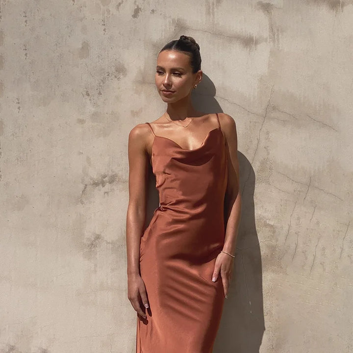 Robe longue fluide femme, col bénitier élégant, parfaite pour soirée ou événement spécial.