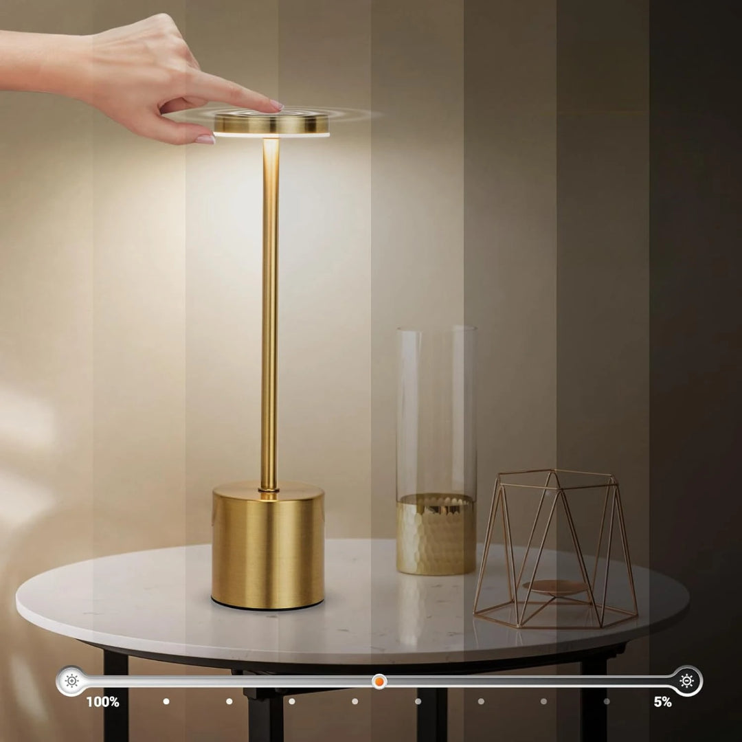 Lampe de table design LED tactile rechargeable, éclairage doux pour extérieur.