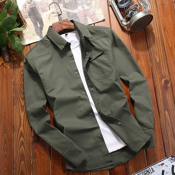 Col classique et patte de boutonnage de la chemise Ranger homme, style militaire chic pour une allure décontractée élégante.