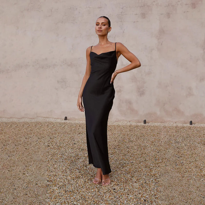 Robe longue femme, style intemporel, col bénitier fluide. Parfaite pour toute occasion élégante.