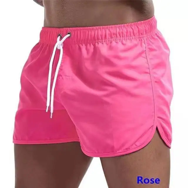 Short de bain homme monochrome, parfait pour natation et activités aquatiques. Séchage rapide pour l'été.