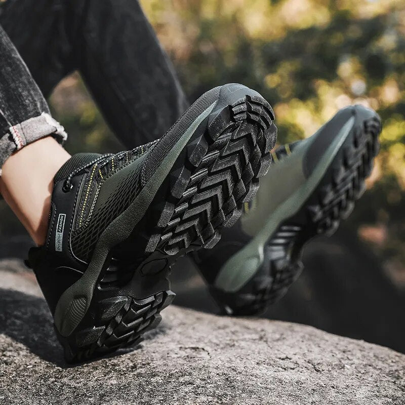 Chaussures de randonnée hommes pour l'aventure, offrant adhérence et durabilité, idéales pour sentiers et plein air.