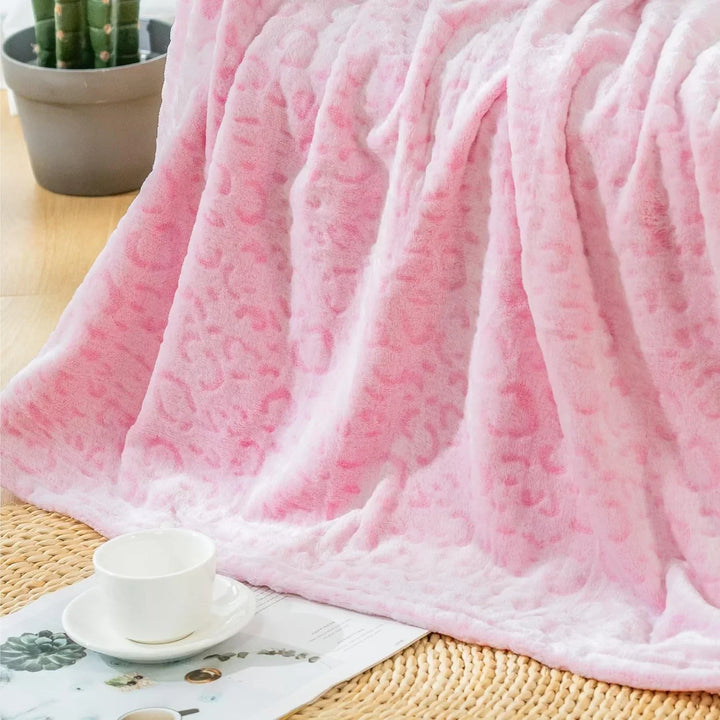 Décoration stylée avec ce plaid polaire léopard ultra doux, parfait pour créer une ambiance chaleureuse et cosy.