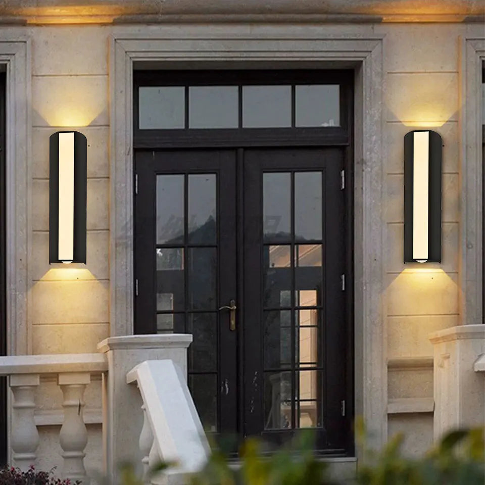 Applique murale LED moderne étanche, éclairage extérieur design pour jardin et façade.