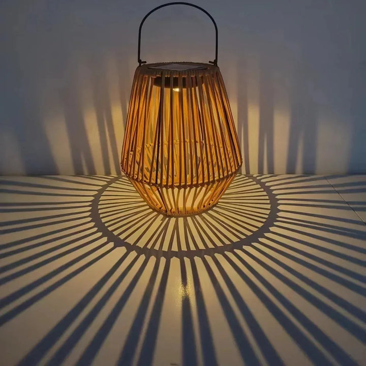 Éclairage extérieur LED solaire autonome avec capteur crépusculaire, style rotin. Parfait pour le jardin.