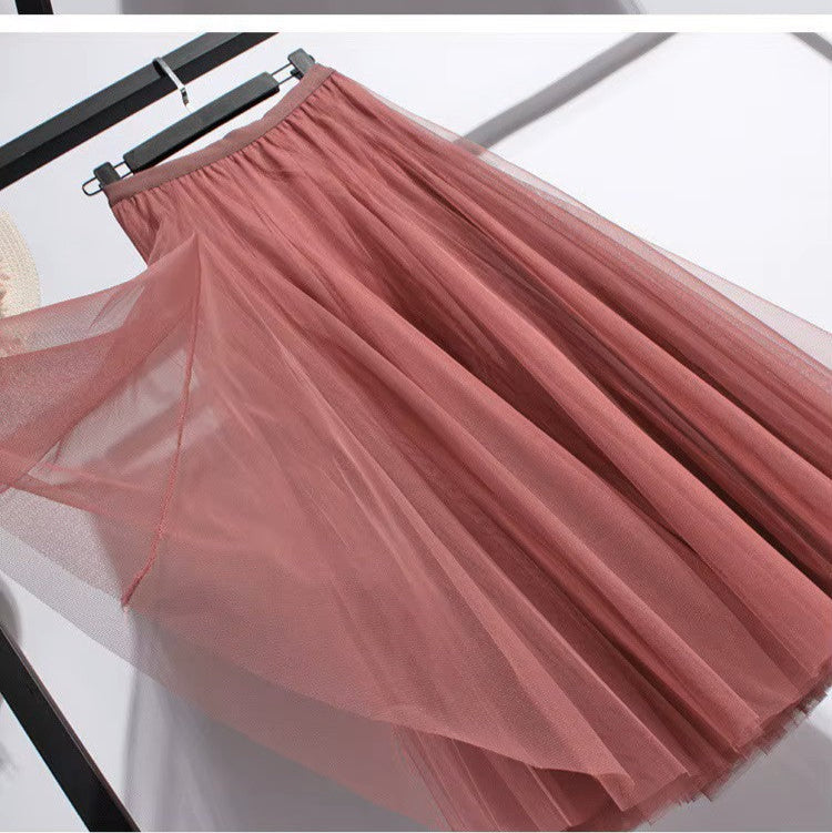 Jupe longue en tulle beige, élégante et aérienne pour femme. Look romantique, parfaite pour les mariages ou soirées d'été.