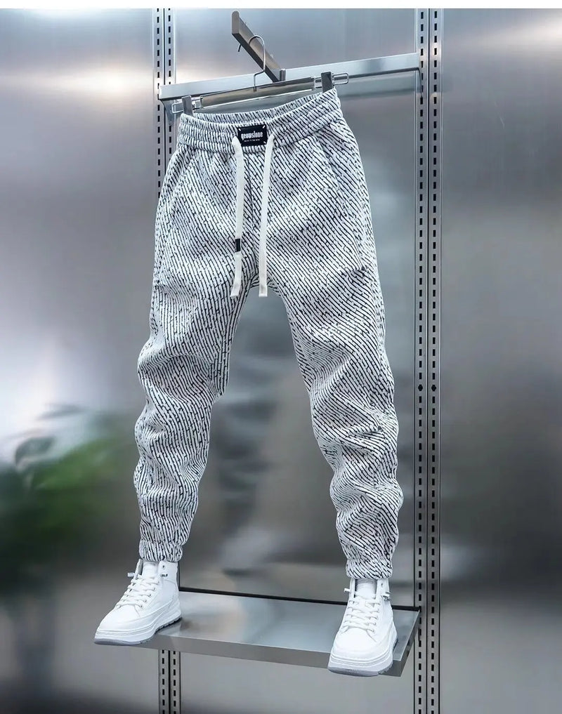 Jogging homme moderne, idéal pour un look décontracté et confortable. Parfait pour les loisirs, le sport et la mode athleisure.