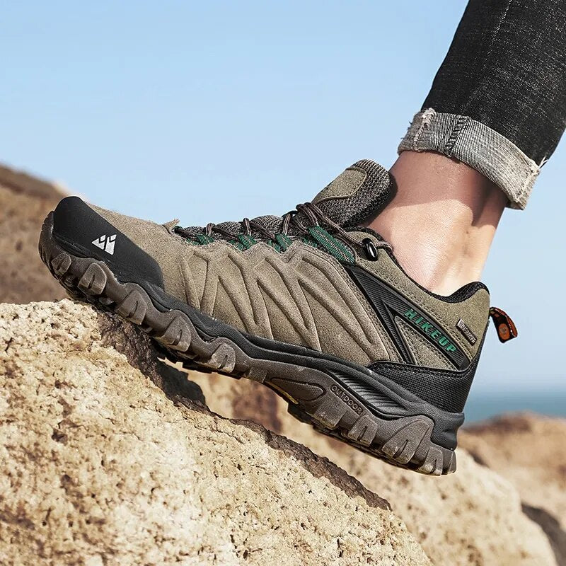 Vue latérale des robustes chaussures homme en cuir pour randonnée, parfaites pour l'outdoor et la montagne.