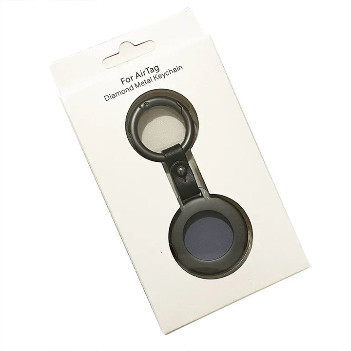 Découvrez l'étui AirTag en cuir noir et métal, un accessoire de mode pratique et robuste.