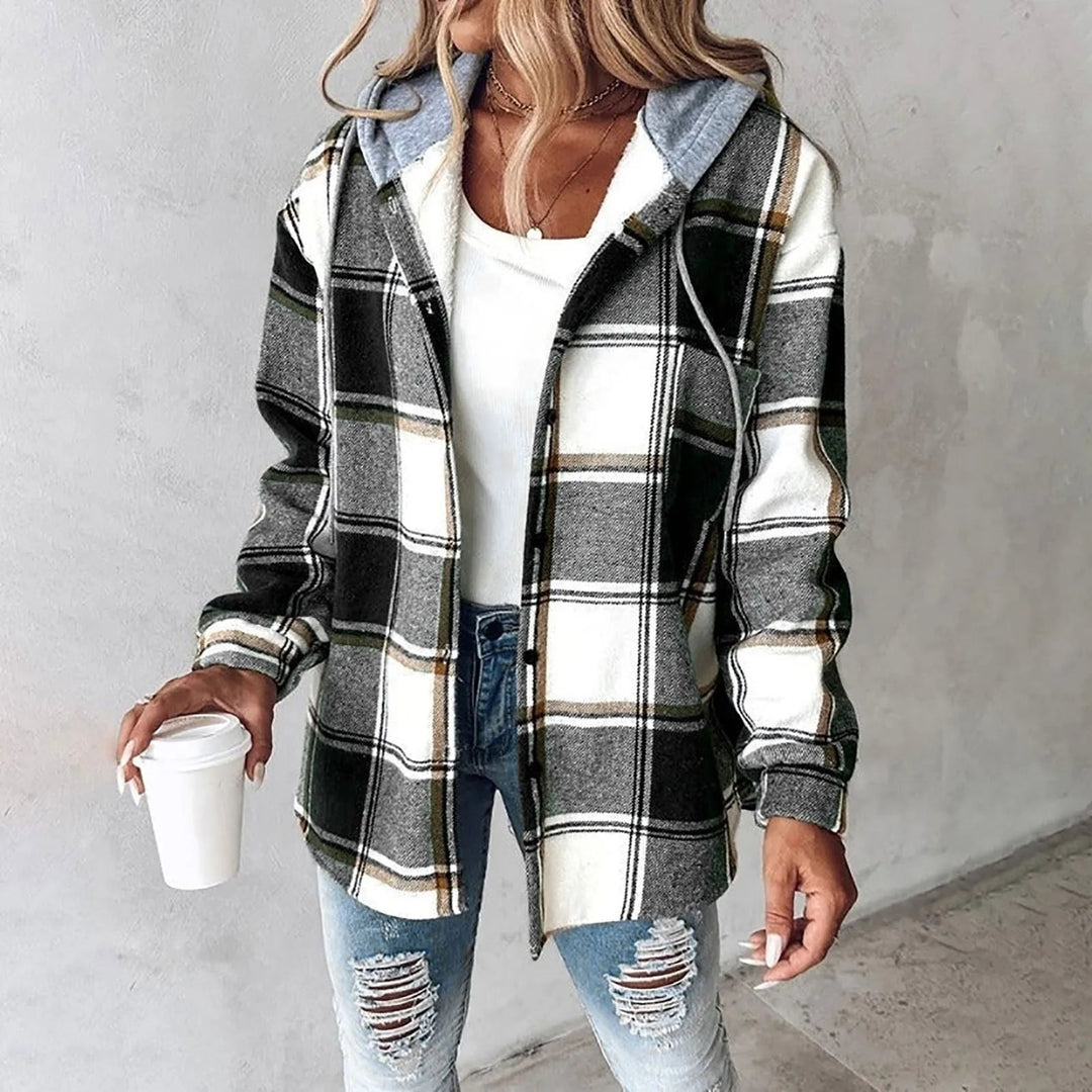 Femme portant un manteau hiver élégant, coupe ajustée, parfait pour une allure sophistiquée et rester au chaud.