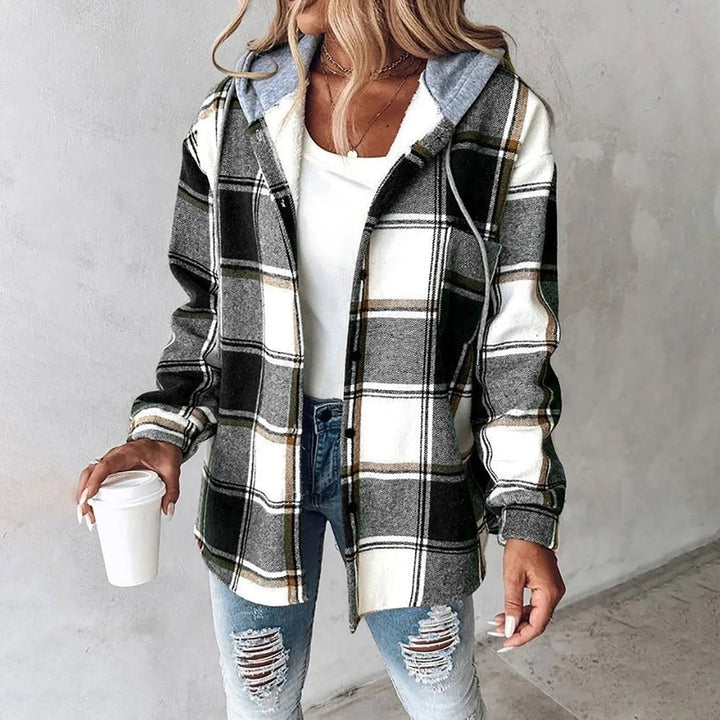 Femme portant un manteau hiver élégant, coupe ajustée, parfait pour une allure sophistiquée et rester au chaud.