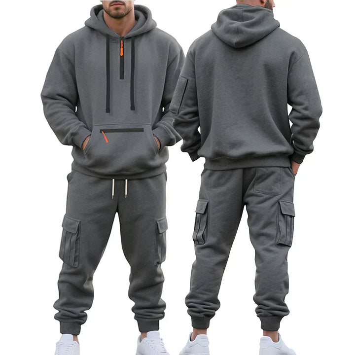 Homme portant l'ensemble hiver sportif Alex. Survêtement chaud et décontracté, idéal pour le confort quotidien et la mode.