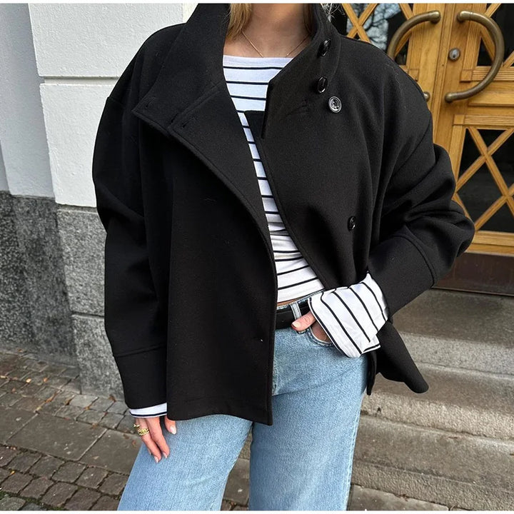Veste courte femme chic, col montant. Modernité et élégance pour toutes vos tenues.