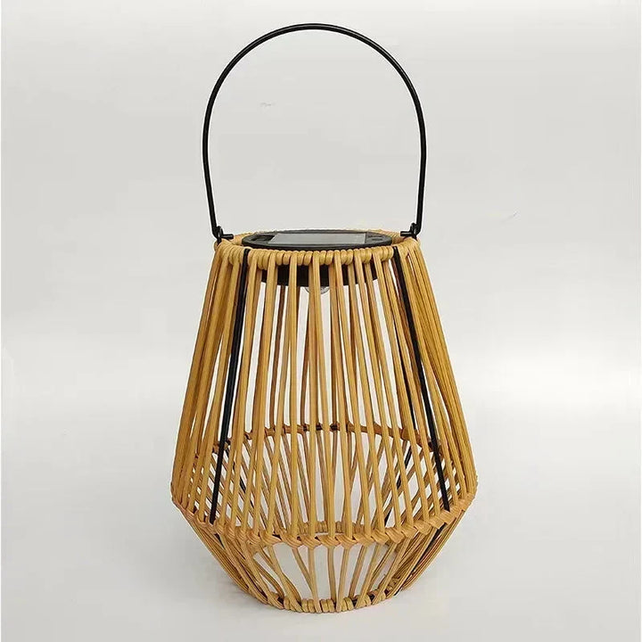 Belle lanterne solaire LED aspect rotin, crée une ambiance chaleureuse dans le jardin, sur la terrasse ou balcon.