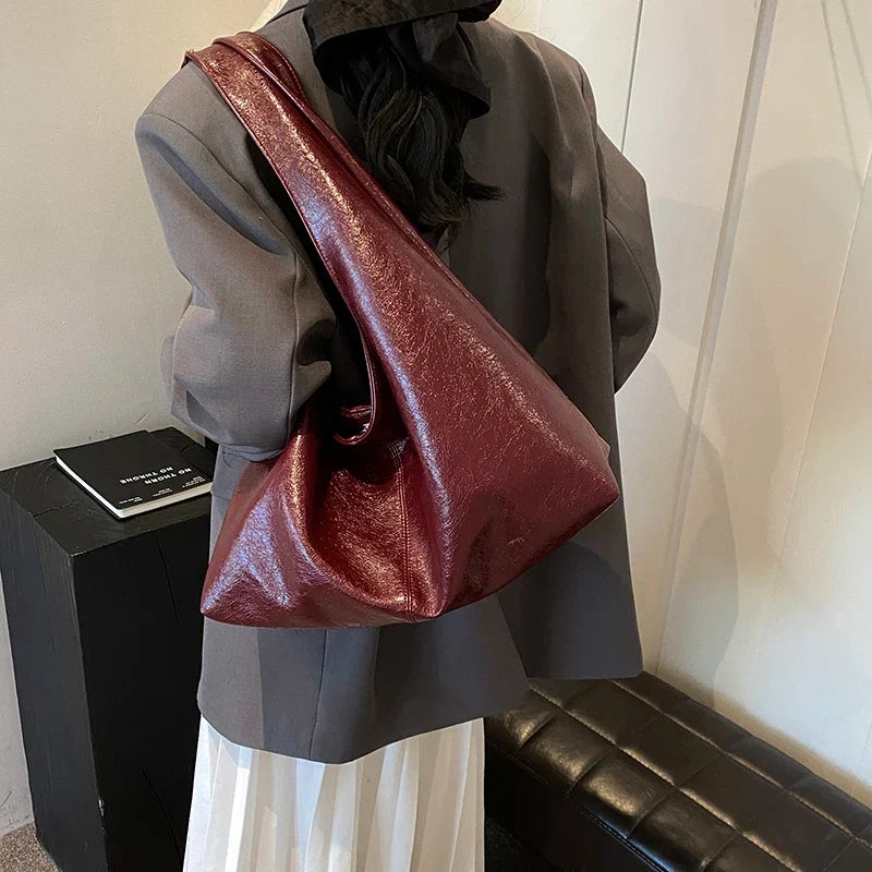 Sac hobo marron texturé, similicuir souple, accessoire idéal pour un usage quotidien chic.
