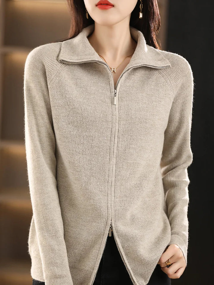 Veste cardigan femme douce et chaude, beige, avec double fermeture éclair, parfaite pour les fraîches journées d'hiver.