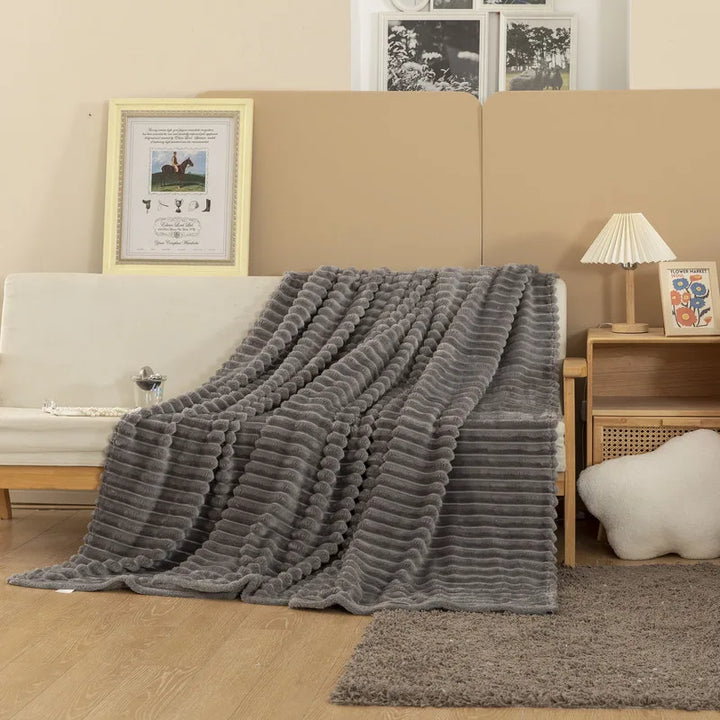 Couverture LuxeCocoon polyester, douce et idéale pour la maison, style moderne.